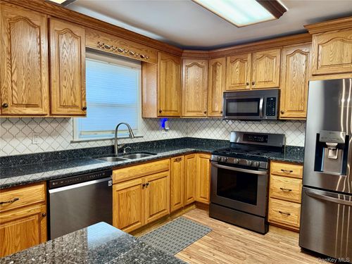 31 Donna Chrystie Ln, Walden, NY, 12586-1627 | Card Image