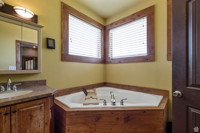 Primary en-suite with separate garden tub and shower | Image 15