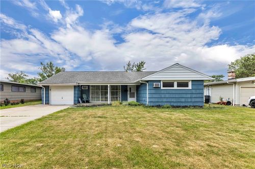 6674 Newbury Ln, Parma Heights, OH, 44130-3902 | Card Image
