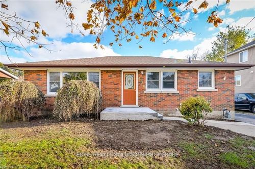 130 Forfar St E, Fergus, ON, N1M1B2 | Card Image