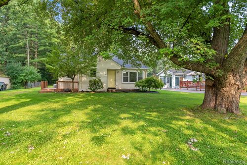15403 Maxwell Ave, Plymouth, MI, 48170-4803 | Card Image