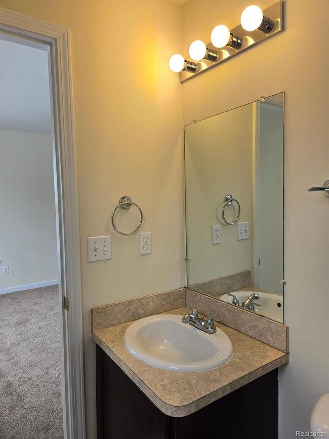 27341 Hidden Oaks Dr, Condo with 2 bedrooms, 2 bathrooms and null parking in BROWNSTOWN TWP MI | Image 8