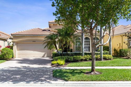 8709 Via Grande E, Wellington, FL, 33411-6541 | Card Image