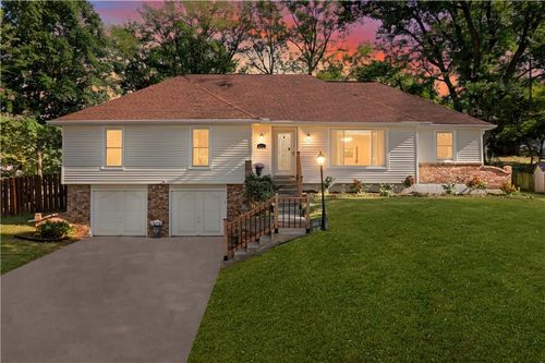 6717 Nw Lawson Ln, Parkville, MO, 64152-2760 | Card Image