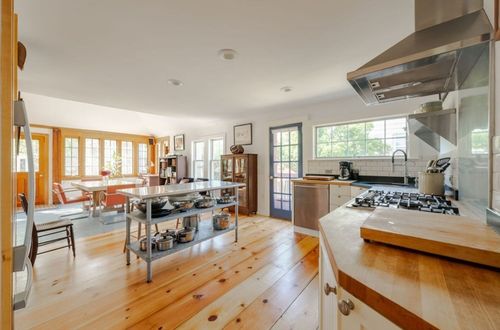6 Daggett Ln, Provincetown, MA, 02657-1712 | Card Image