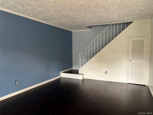 89 Storm Dr, Holtsville, NY, 11742-1911 | Card Image