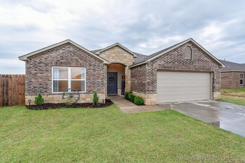4300 Driftwood Dr, Harrah, OK, 73045-5820 | Card Image