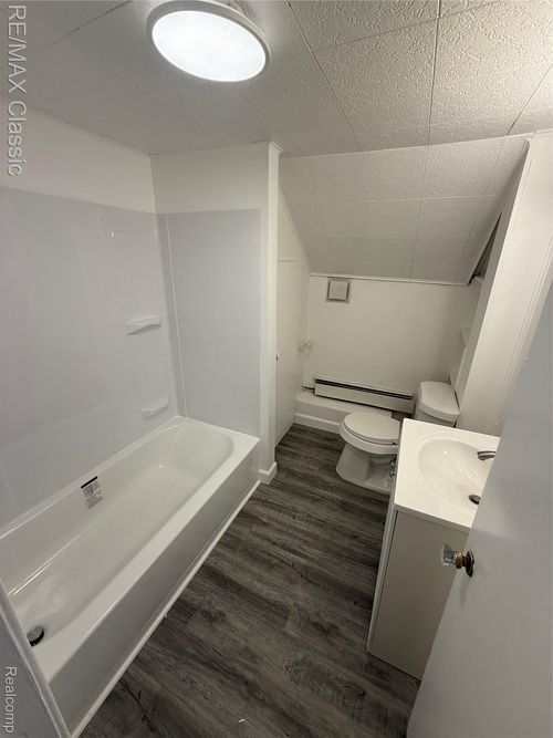 124 Warren St, South Lyon, MI, 48178-1193 | Card Image