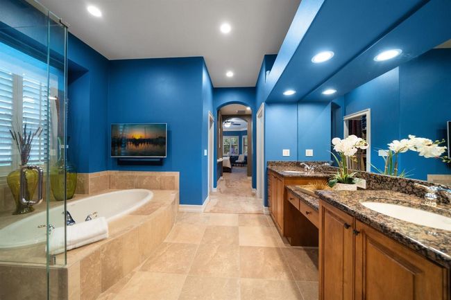 Primary Bathroom | Image 15