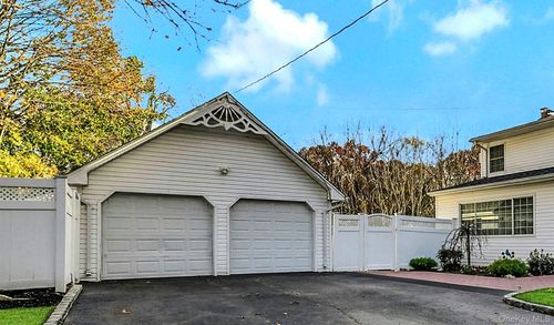 15 Shore Rd, Mount Sinai, NY, 11766-1608 | Card Image