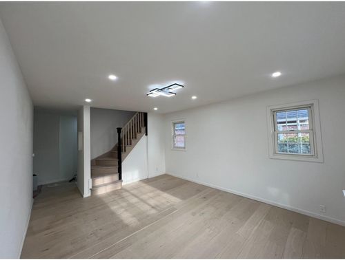 82 255th St, Glen Oaks, NY, 11004-1410 | Card Image
