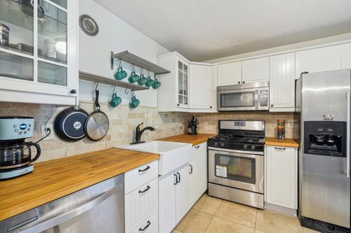 apt-101-4004 Foss Rd, Saint Anthony, MN, 55421-4590 | Card Image