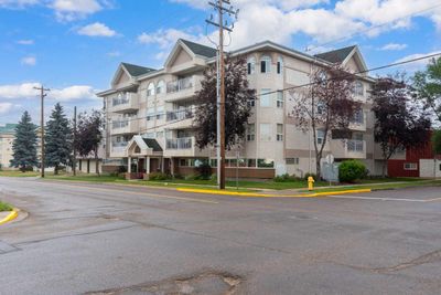 202 - 5120 48 St, Condo with 2 bedrooms, 2 bathrooms and 1 parking in Lloydminster AB | Image 1