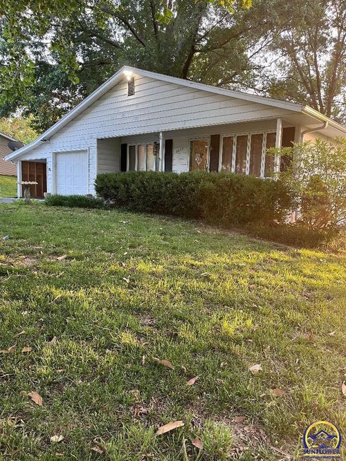 3605 Ne Applewood Dr, Topeka, KS, 66617-3712 | Card Image