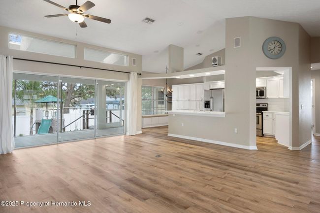 11242 Riddle Dr, House other with 3 bedrooms, 3 bathrooms and null parking in SPRING HILL FL | Image 10