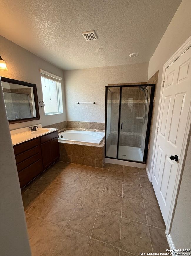 10717 Barnsford Ln, House other with 4 bedrooms, 4 bathrooms and null parking in Helotes TX | Image 22