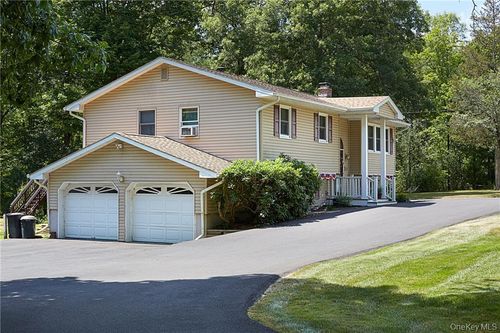 19 Billy Ave, Washingtonville, NY, 10992-1401 | Card Image