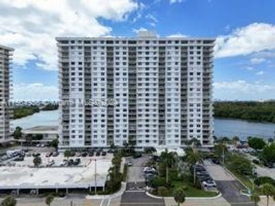 831 - 500 Bayview Dr, Condo with 2 bedrooms, 2 bathrooms and null parking in Sunny Isles Beach FL | Image 1