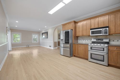 335 W Carriage Ln, Bensenville, IL, 60106-4119 | Card Image