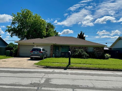 5704 Newman Dr, North Richland Hills, TX, 76180-5604 | Card Image