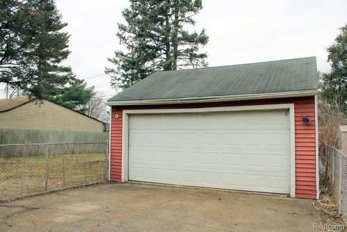 6354 Buckingham Ave, Allen Park, MI, 48101-2330 | Card Image