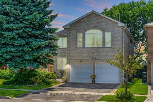 956 Winterton Way, Mississauga, ON, L5V1M6 | Card Image