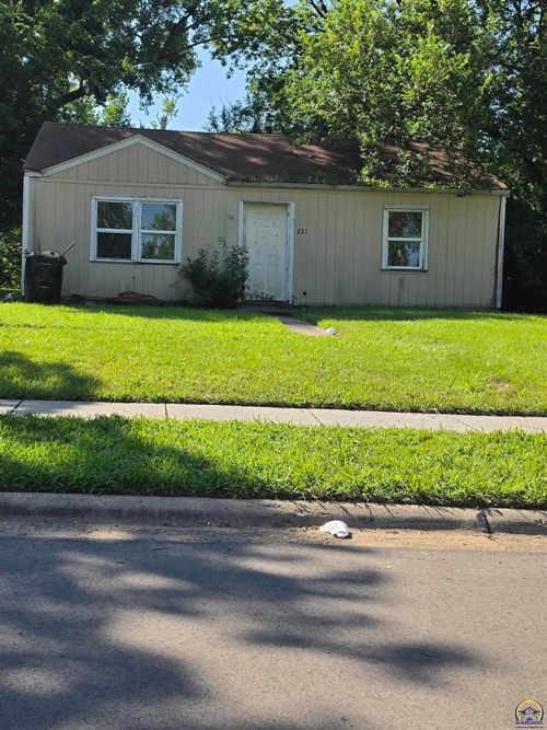 231 Se Pinecrest Dr, Topeka, KS, 66605-2960 | Card Image