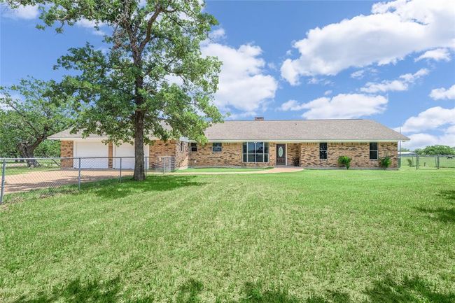 5131 N Us Highway 77, Home with 4 bedrooms, 3 bathrooms and 4 parking in Warda TX | Image 4