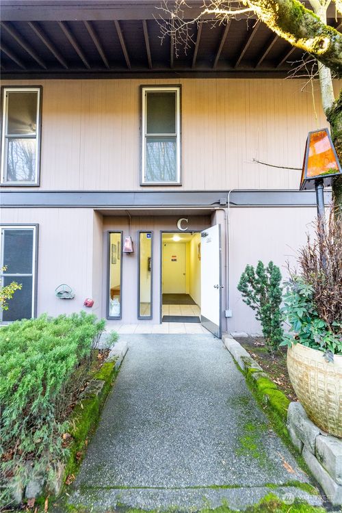 c6-1425 S Puget Drive, Renton, WA, 98055 | Card Image