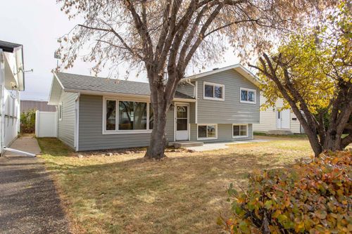 5233 47 St, Lacombe, AB, T4L1J3 | Card Image