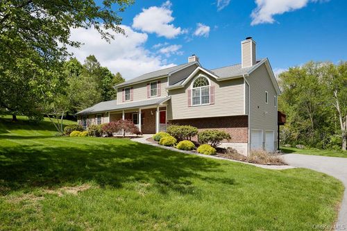 15 Red Hawk Hollow Rd, Wappingers Falls, NY, 12590-6241 | Card Image