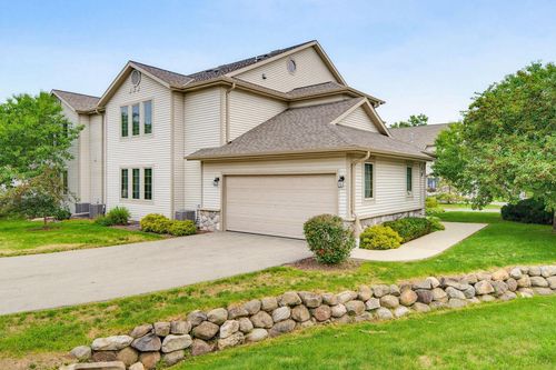b-2215 Circle Ridge, Delafield, WI, 53018 | Card Image