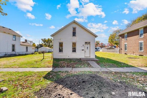 2011 W 2nd St, Davenport, IA, 52802-1604 | Card Image