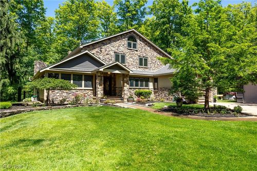7587 Lewis Rd, Olmsted Twp, OH, 44138-1570 | Card Image
