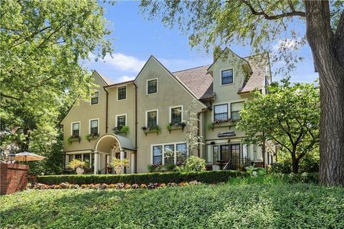 239 W 52nd St, Kansas City, MO, 64112-2804 | Card Image