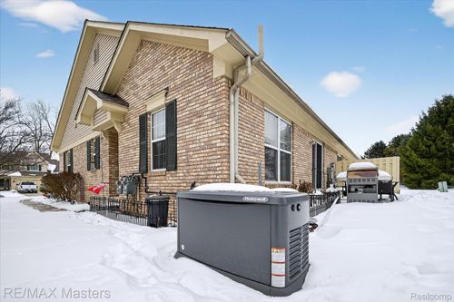 25409 Willowbrook Ct, Flat Rock, MI, 48134-6007 | Card Image