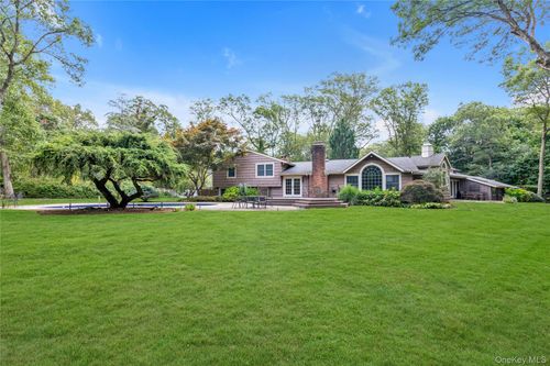 11 Quaker Ridge Rd, Glen Head, NY, 11545-3327 | Card Image
