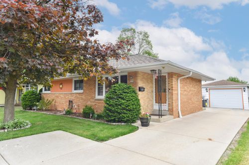 3658 S Sunset Dr, Milwaukee, WI, 53220-1221 | Card Image