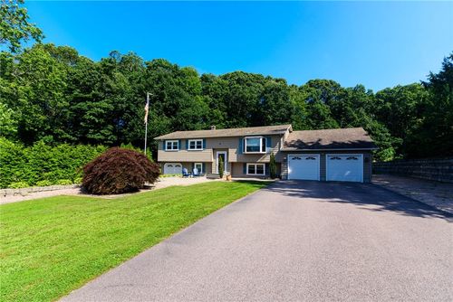 39 Robin Hollow Ln, Westerly, RI, 02891-4908 | Card Image