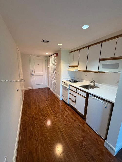 5715-5715 Sunset Dr, South Miami, FL, 33143-5335 | Card Image