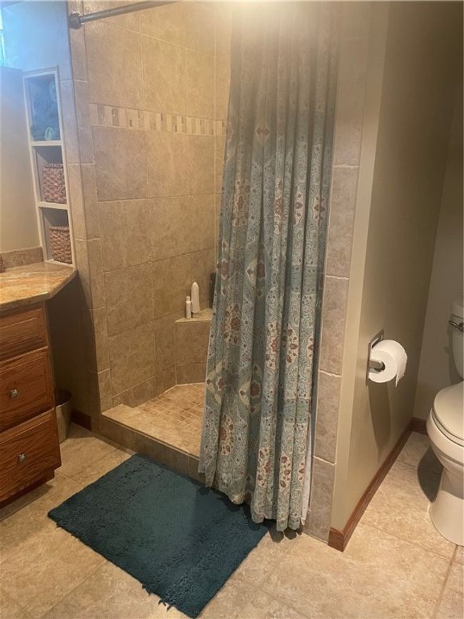 Full tiled bath right next to the laundry | Image 13