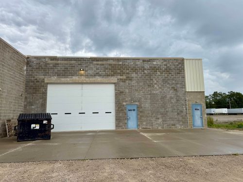 100-520 W Parker St, Waterloo, IA, 50703-2328 | Card Image