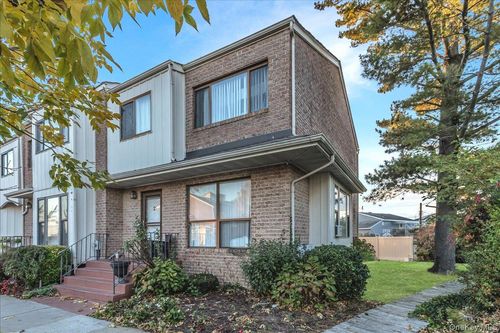 21-21 Vanderbilt Way, Valley Stream, NY, 11581-2310 | Card Image