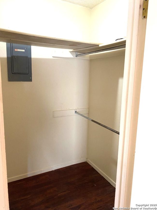 APT-4 - 657 W 4 Th St, Condo with 2 bedrooms, 1 bathrooms and null parking in Yorktown TX | Image 5