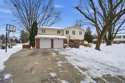 5 Hillside Dr E, Oelwein, IA, 50662-2634 | Card Image