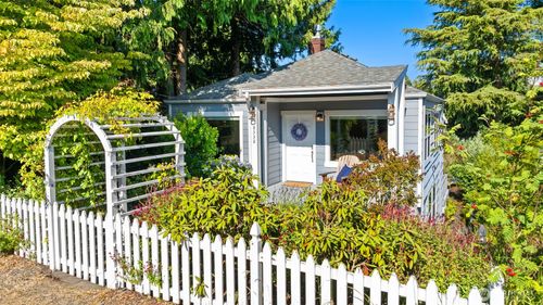 8538 19th Ave Nw, Seattle, WA, 98117-3518 | Card Image