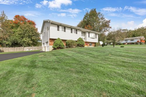 25 Wayne Dr, Middletown, NY, 10940-6682 | Card Image