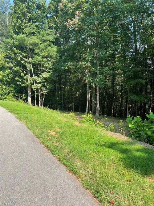 000 Burberry Dr, Purlear, NC, 28665 | Card Image