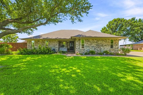 136 Chaparral Dr, Graham, TX, 76450-2016 | Card Image