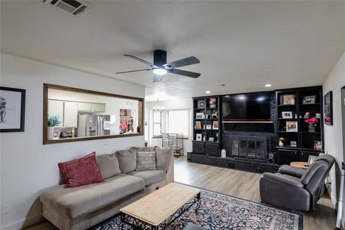104 Peggy Dr, Elk City, OK, 73644-1222 | Card Image